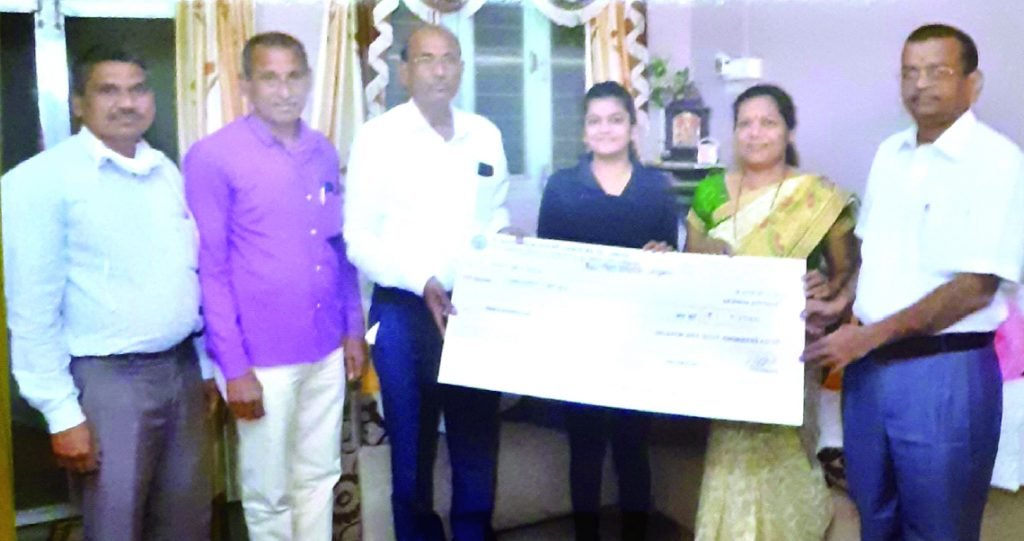 जिल्हा शासकीय अभियंता सह.पतपेढीतर्फे मयत सभासदाचे वारसास आर्थिक मदत