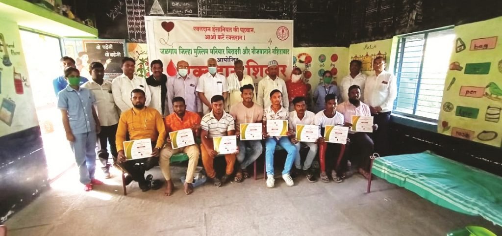 रक्तपेढी विवंचनेत असताना मनियार बिरदारीचा मदतीचा हात