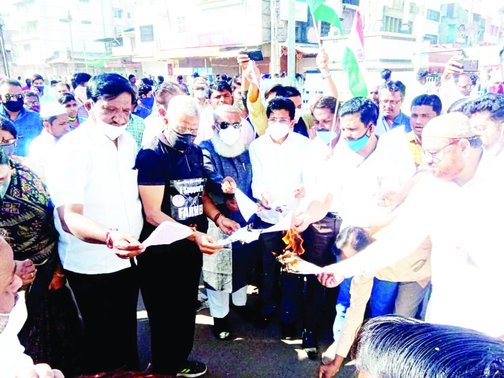 मनियार बिरादरीने शेतकरीविरोधी कायद्यांची केली होळी