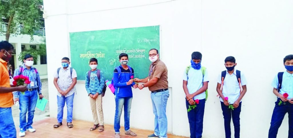 विवेकानंद प्रतिष्ठान प्राथमिक शाळेत विद्यार्थ्यांचे गुलाबपुष्प देऊन स्वागत