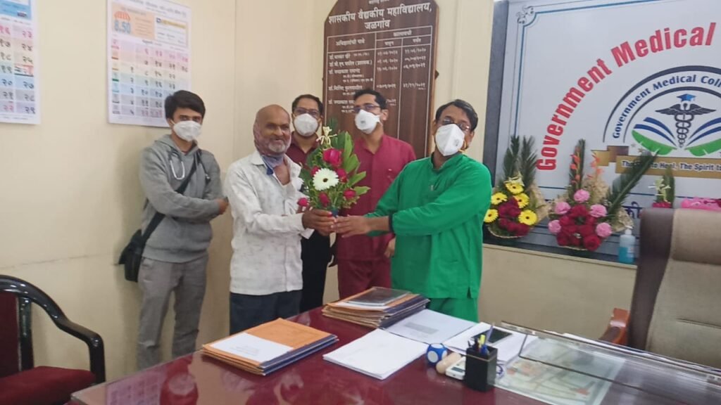 ‘म्युकरमायकोसिस’ बरे झालेल्या रुग्णाने घेतली अधिष्ठात्यांसह वैद्यकीय पदकाची सदिच्छा भेट