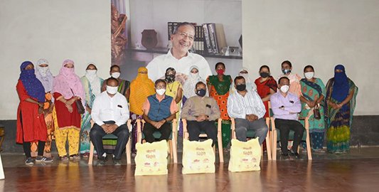 जैन इरिगेशनतर्फे एसटी कर्मचाऱ्यांना स्नेहाची शिदोरी वाटप (व्हिडिओ)