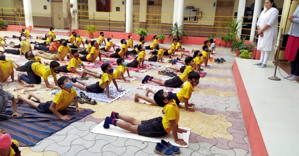 प. वि. पाटील विद्यालयात सूर्यनमस्कार अभियान