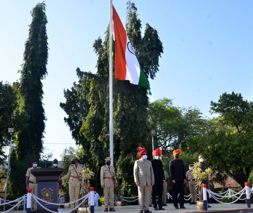 प्रजासत्ताक दिनानिमित्त पालकमंत्र्यांच्या हस्ते ध्वजारोहण संपन्न शासन आणि प्रशासन जिल्ह्याच्या विकासासाठी कटीबद्ध -पालकमंत्री गुलाबराव पाटील