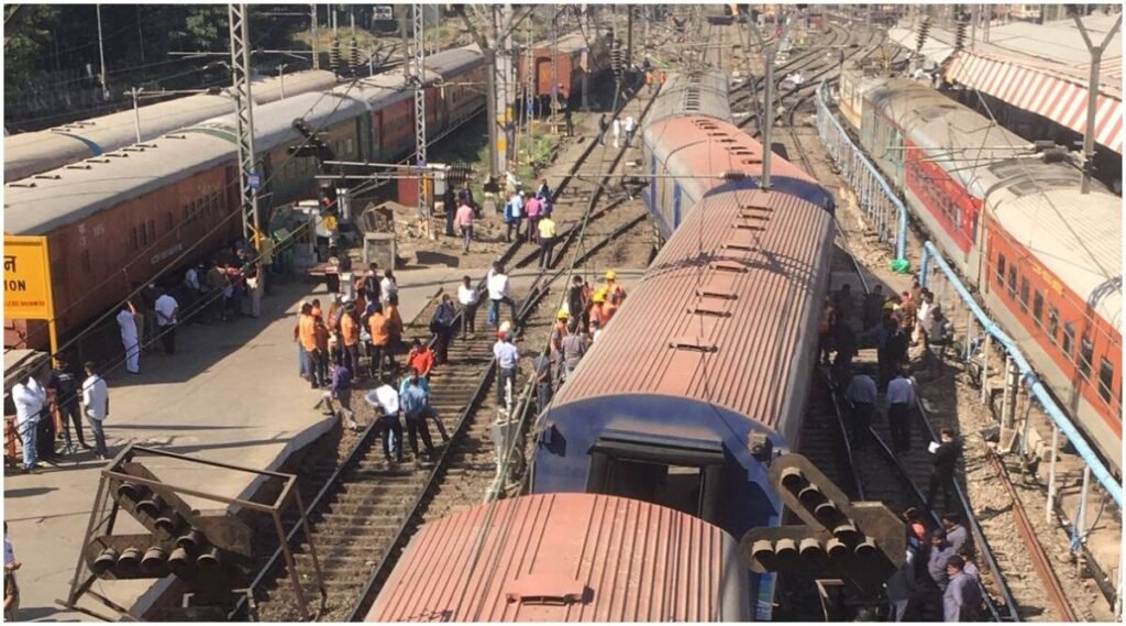 पुण्यात आज डेमू रेल्वे रुळावरून घसरली; मोठी दुर्घटना टळली
