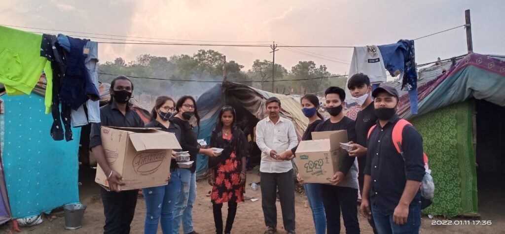 जळगावात हेल्पिंग हँड्स ग्रुपच्यावतीने गोरगरिबांना फूड पाकीट वाटप
