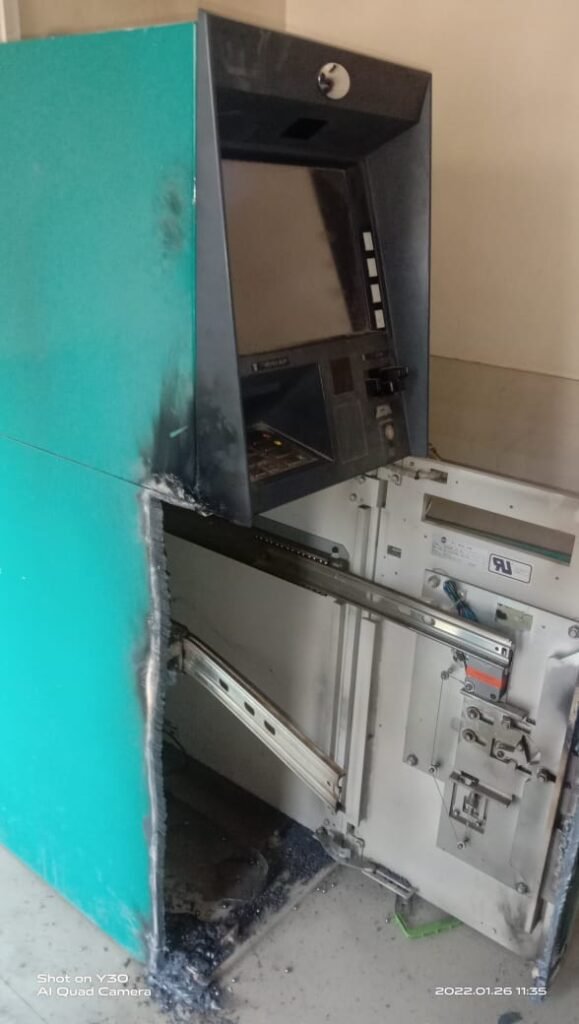 गॅस कटरद्वारे एटीएम कापून १३ लाखांची रोकड लंपास