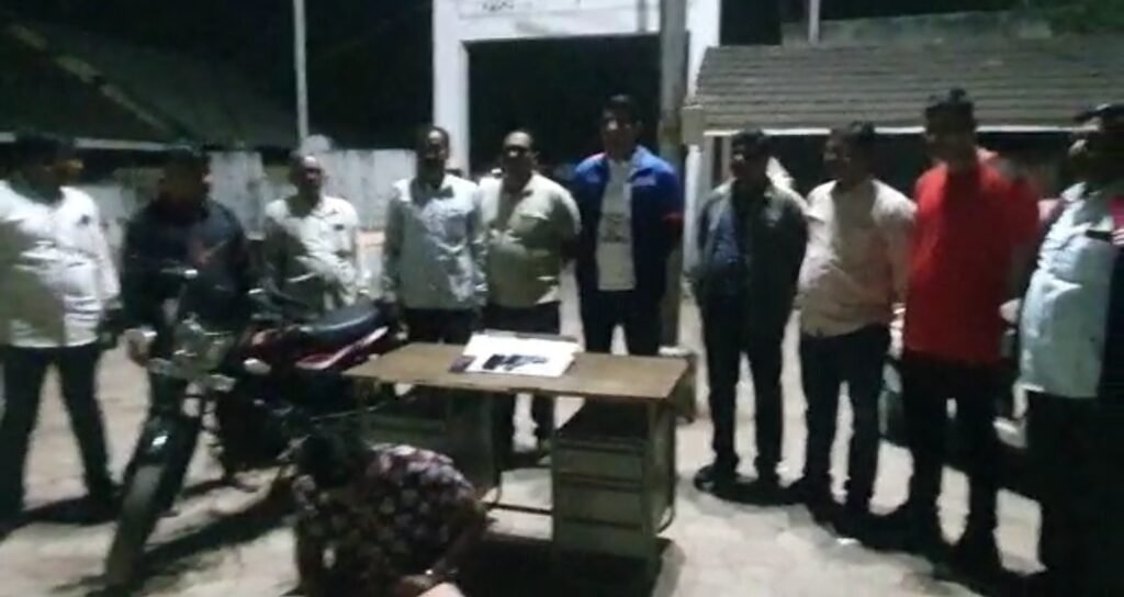 यावल पोलीस स्टेशनमधील तत्कालीन स्विपरला पिस्तुलासह अटक