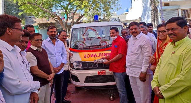 माजी मंत्री गुलाबराव देवकर यांच्या वाढदिसानिमित्त रुग्णवाहिकेचे लोकार्पण