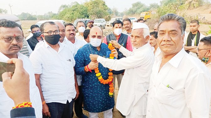 खेडी ते आव्हाणे मार्गावर बळीराजाने व्यक्त केली कृतज्ञता