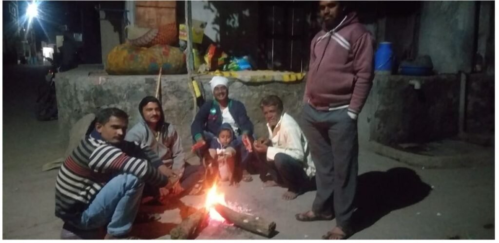 सोयगाव तालुक्यात थंडीचा जोर वाढला,नागरिक घेत आहेत शेकोटीचा आसरा