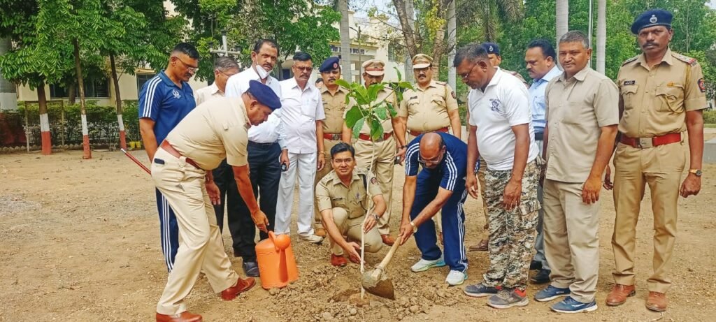 पोलीस अधिक्षक कार्यालय परिसरात वृक्षारोपण
