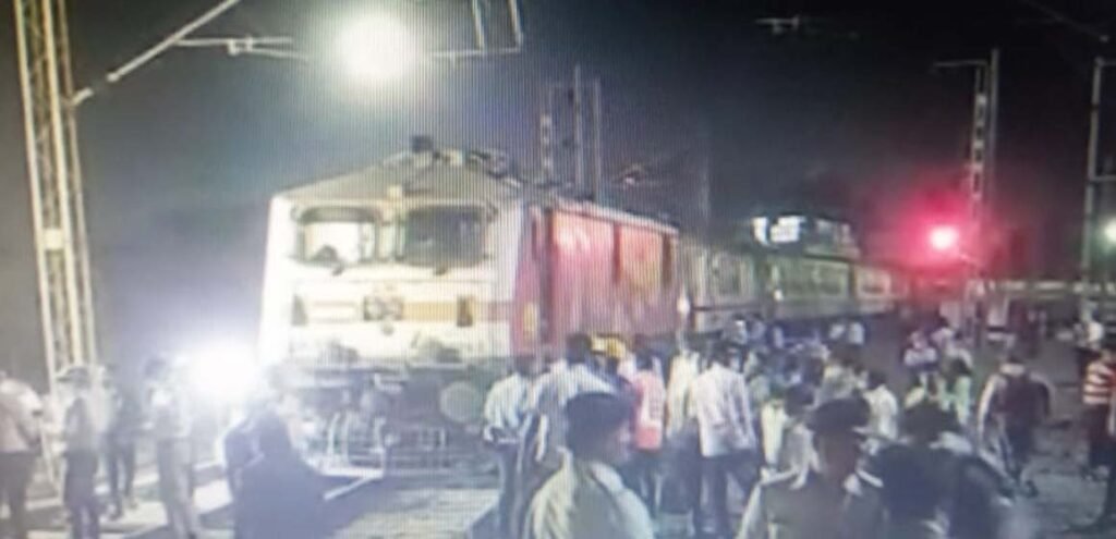 आझाद हिंद एक्सप्रेसचे इंजिन ट्रॅकवरुन उतरले