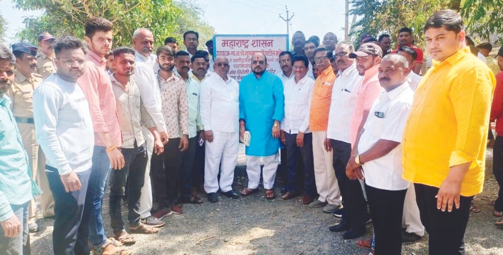 इंग्रजी माध्यमाच्या आव्हानाला तोंड देण्यासाठी प्रयत्न करावेत : ना.गुलाबराव पाटील