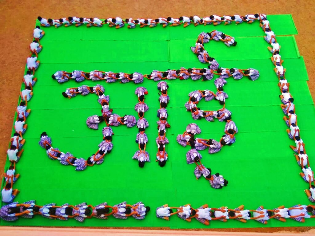 मानवी साखळी तयार करीत साकारला आई शब्द