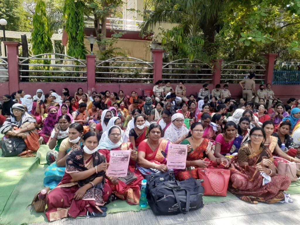 महाराष्ट्र राज्य जीवनोन्नती अभियाना अंतर्गत कार्यरत प्रेरीकांचे संविधान चौकात बुधवार पासून बेमुदत आंदोलन सुरू…..