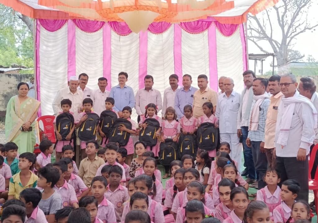 शिरसगाव येथे स्कूल किटचे वाटप सेवा सहयोग ग्रामोदय प्रकल्पाचे गुणवंतदादा सोनवणे यांच्या संकल्पनेतील अभिनव उपक्रम