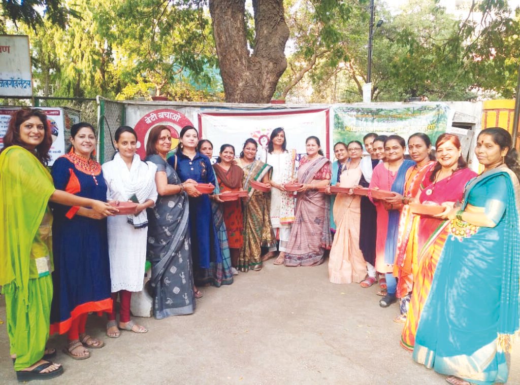 महिला पर्यावरण सखी मंच व नारीशक्ती बहुद्देशीय संस्थेतर्फे परळ व धान्य वाटप