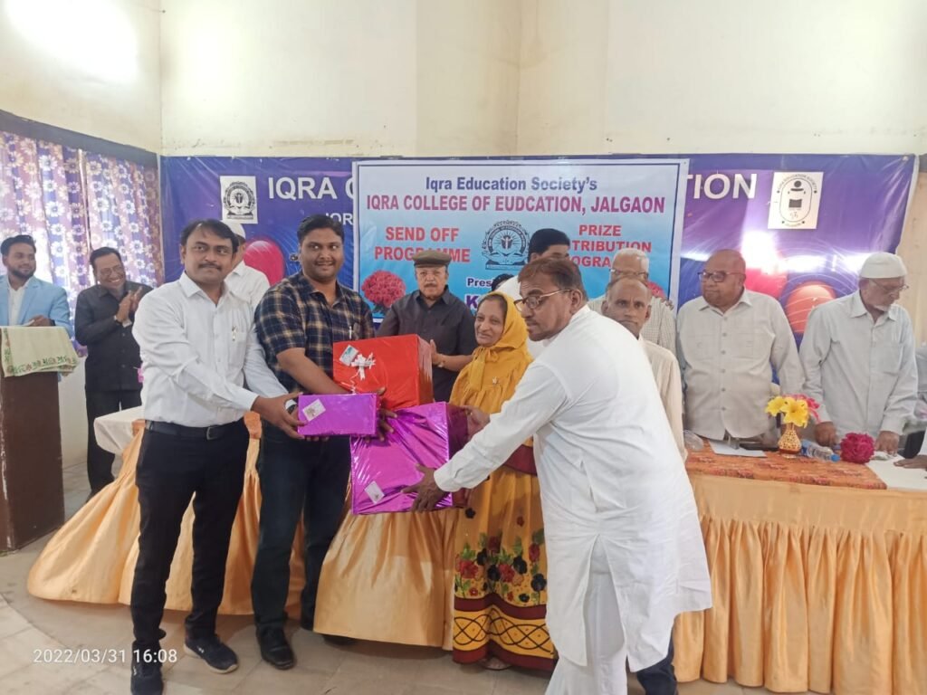 ईकरा शिक्षणशास्त्र महाविद्यालयात निरोप समारंभ संपन्न