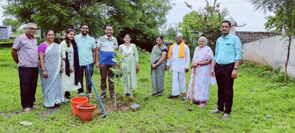 हॅप्पी माईंड फाउंडेशनतर्फे वृक्षरोपण