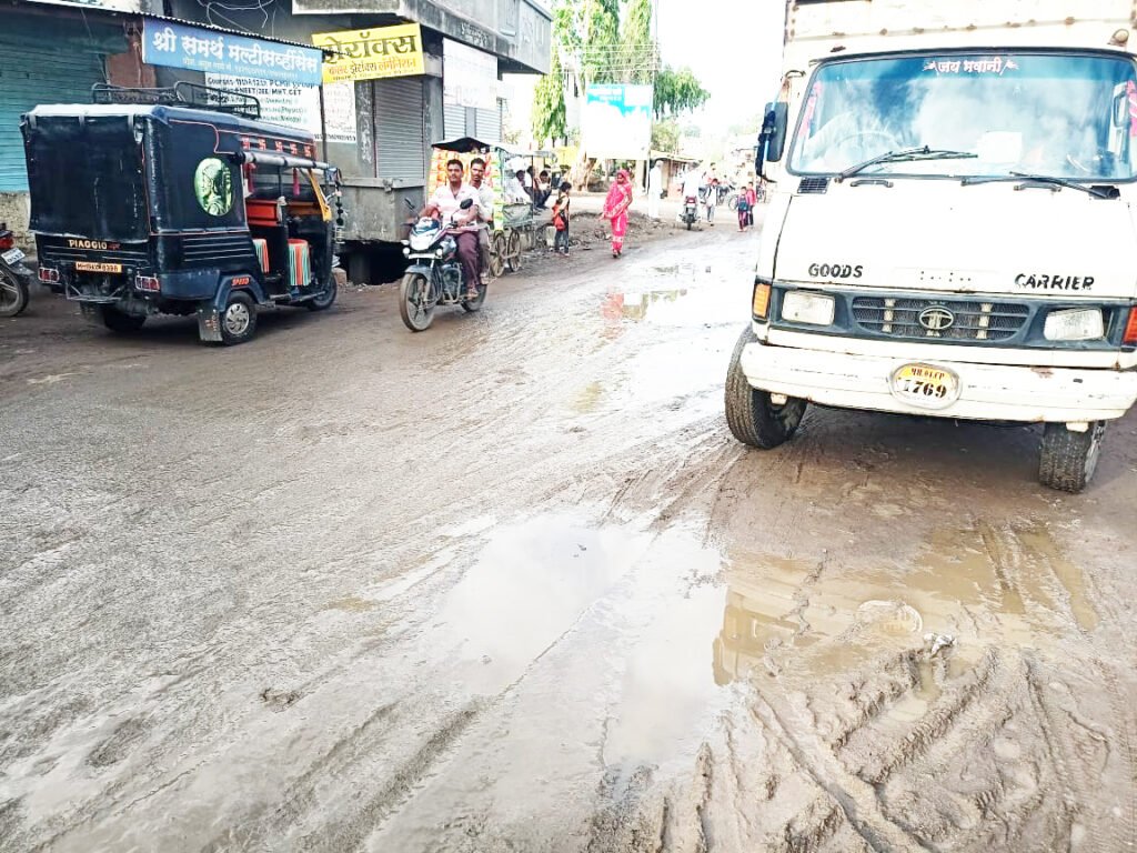 काय चिखाल, काय घाण, काय कालीज, काय सां.बा. रस्ते एकदम ओके…