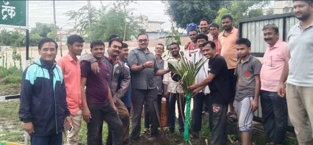 श्री.नानासाहेब धर्माधिकारी प्रतिष्ठानच्यावतीने 130 झाडांची एकाच दिवशी लागवड…
