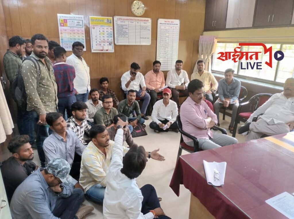 कामे वाटपाट डावलल्याने सुशिक्षित बेरोजगार अभियंत्यांचा अतिरिक्त मुख्य कार्यकारी अधिकारी ह्यांच्या दालनात एल्गार