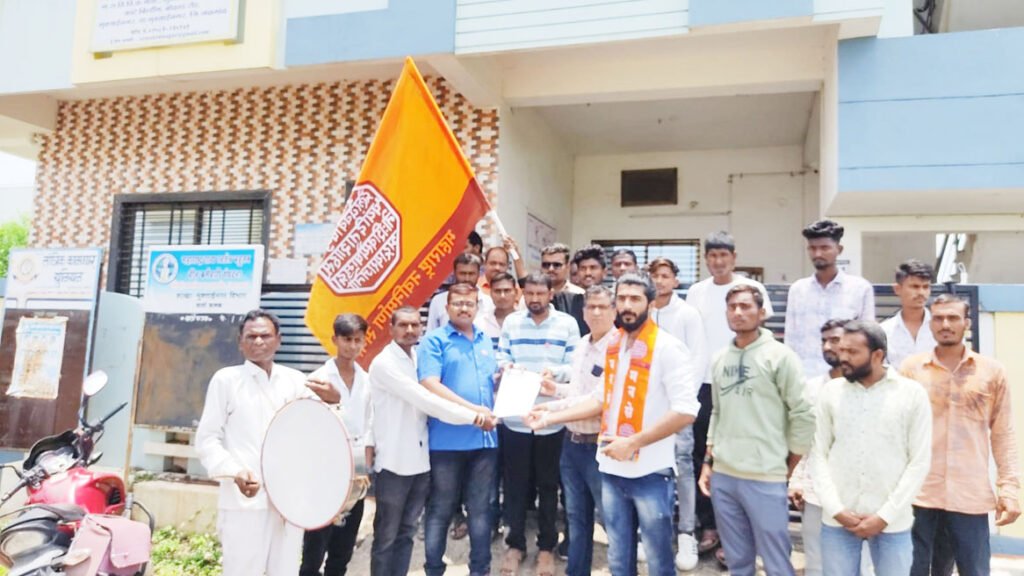 स्वाभिमानी शेतकरी संघटना व महाराष्ट्र नवनिर्माण सेनेच्या वतीने मुक्ताईनगरात आंदोलन