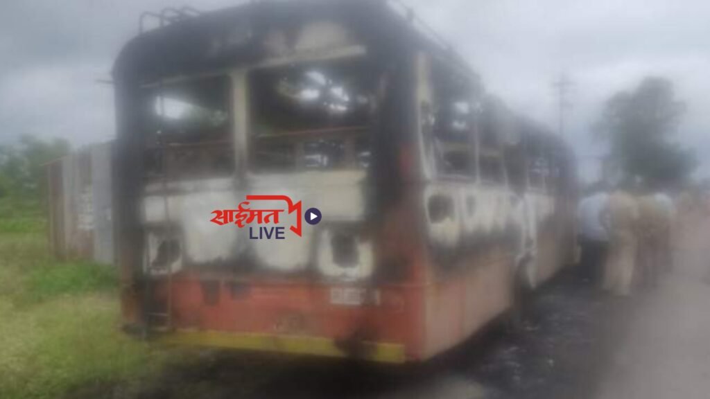 दैवबलवत्तर ! अचानक धावत्या बसने घेतला पेट; चालक,वाहकासह २६ प्रवासी बालंबाल बचावले