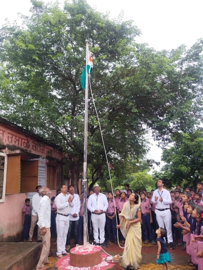 उमाळा येथे सरपंच संगिता खडसे यांच्या हस्ते ध्वजारोहण