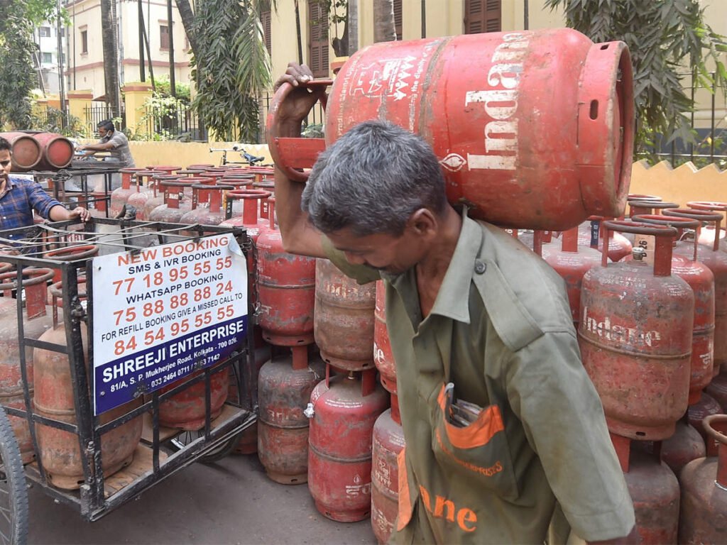 खुशखबर : दिल्ली ते मुंबईतले LPG सिलिंडर ३६ रुपयांनी स्वस्त, जाणून घ्या