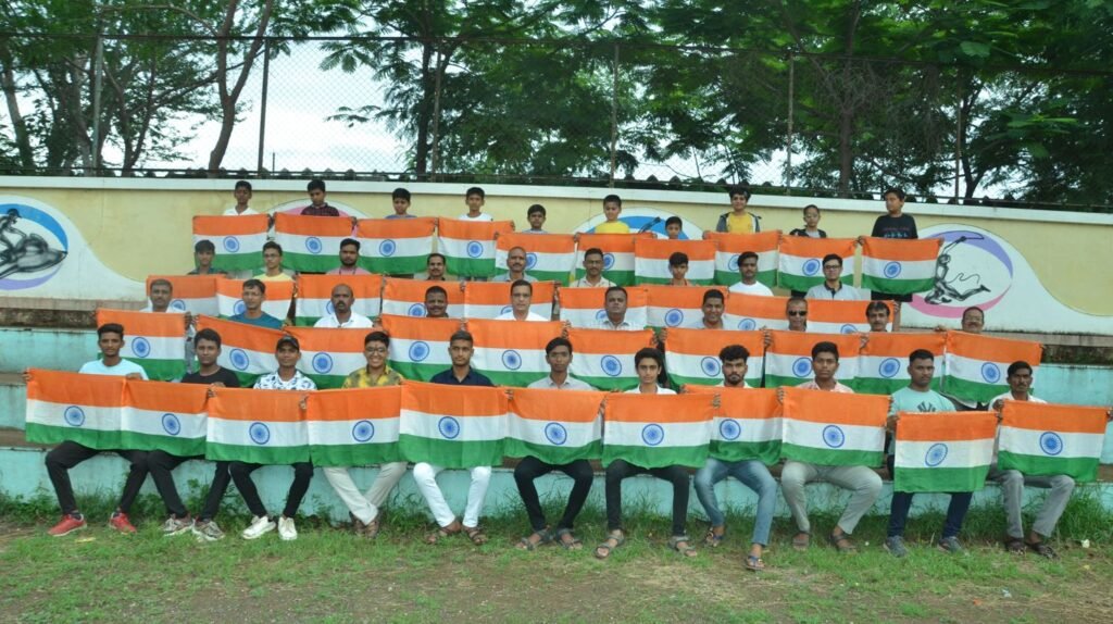 जळगांव शहर व तालुका क्रिकेट असोसिएशनतर्फे तिरंगा ध्वजाचे वितरण