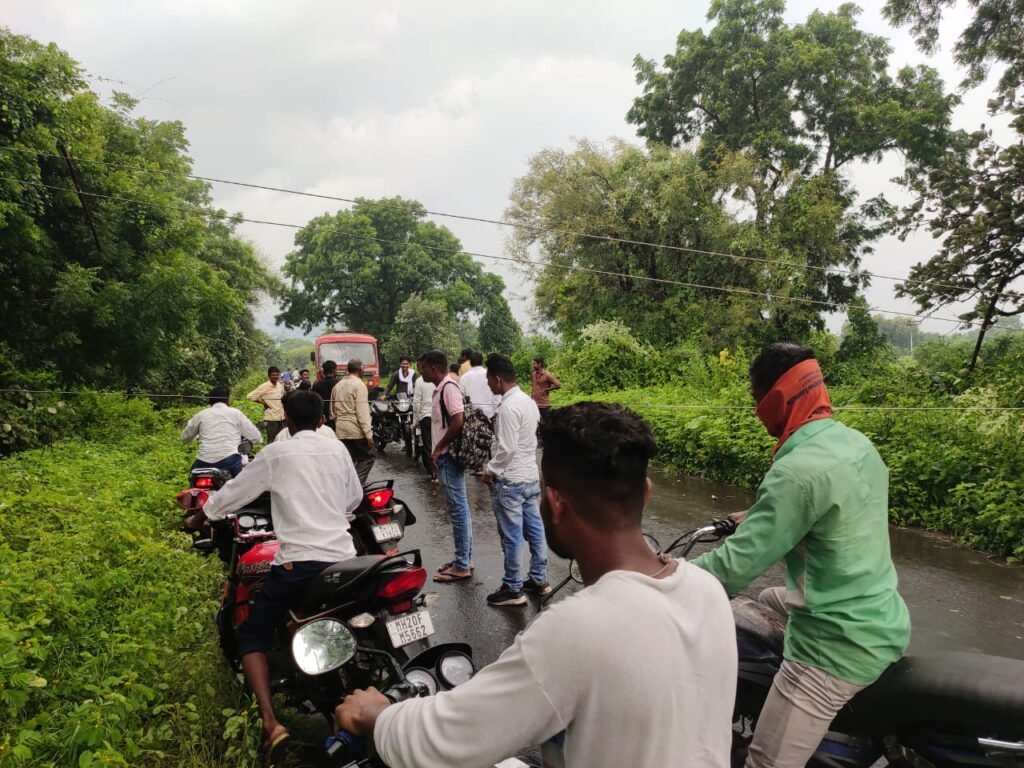 सोयगाव परिसरात दहा गावांना वादळी वाऱ्याचा अर्धातास तडाखा