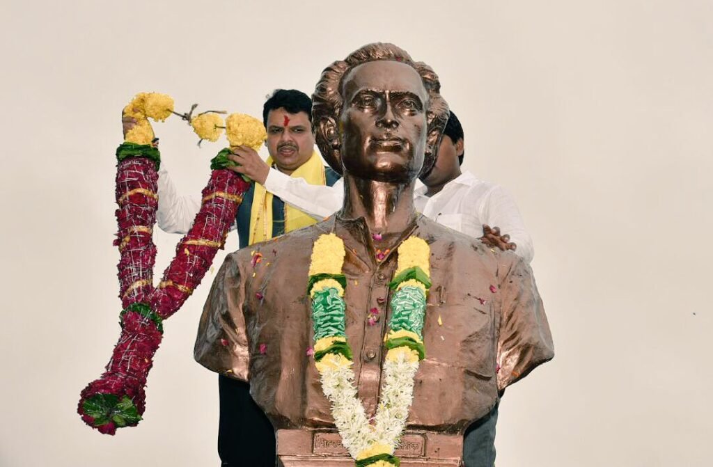 लोकशाहीर अण्णा भाऊ साठेंच्या पुतळ्याचे फडणवीसांच्या हस्ते मॉस्कोत अनावरण