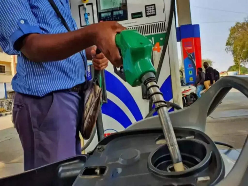 आज पेट्रोल-डिझेलच्या दरात पाहायला मिळाली घसरण