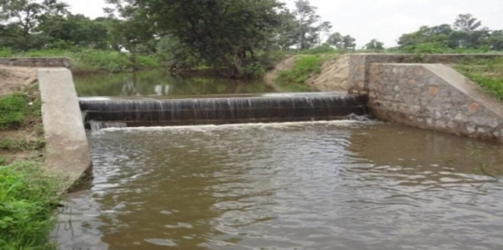 जळगाव, धरणगाव तालुक्यातील ९ बंधाऱ्यासाठी १० कोटींचा निधी मंजूर