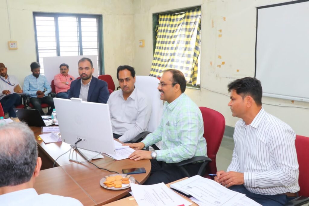 तळागाळातील लोकांसाठी योजनांची प्रभावी अंमलबजावणी करा – जिल्हाधिकारी आयुष प्रसाद