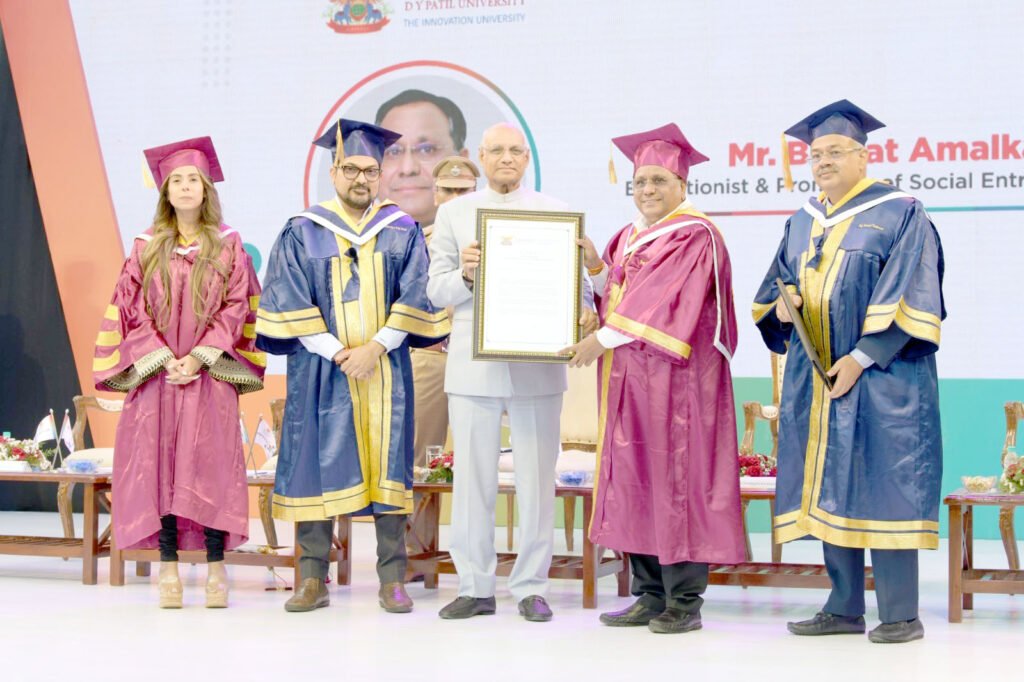 अजिंक्य डी.वाय. पाटील विद्यापीठातर्फे भरत अमळकर यांना डी लीट पदवी बहाल