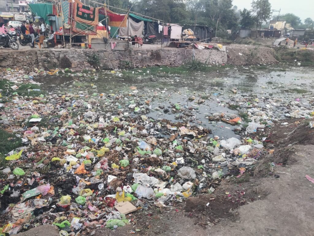 दर्गा परिसर सापडला समस्यांच्या विळख्यात