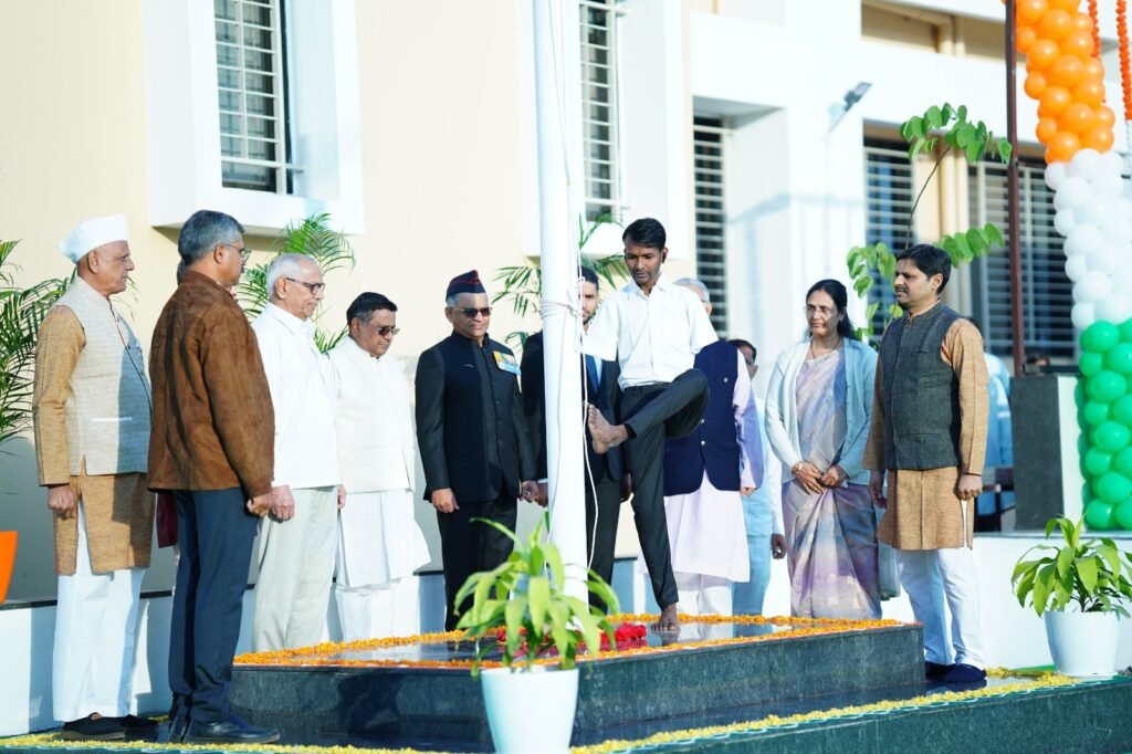 दीपस्तंभ मनोबल मध्ये हात नसलेल्या विद्यार्थ्याने प्रजासत्ताकदिनी केले ध्वजारोहण