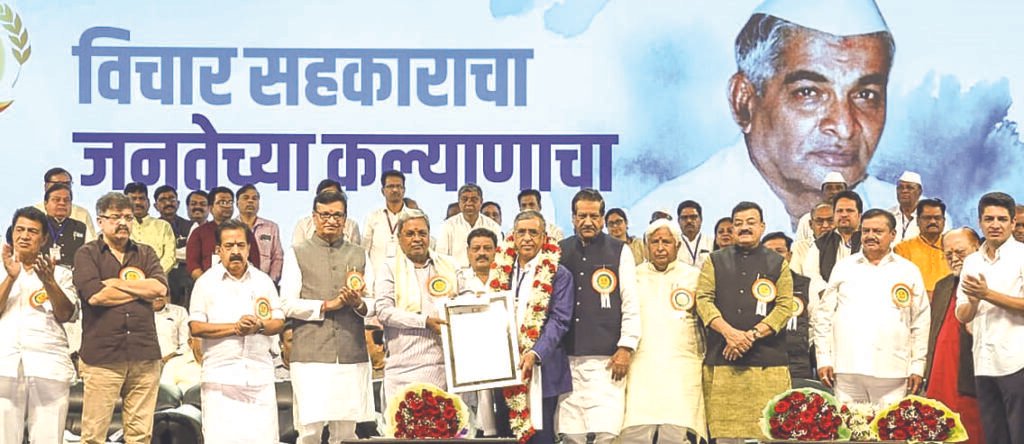 डॉ.अण्णासाहेब शिंदे स्मृती पुरस्कार जैन इरिगेशन सिस्टिमला : अशोक जैन यांनी स्वीकारला पुरस्कार