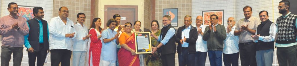 जेष्ठ वास्तु विशारद शिरीष बर्वे यांचा सन्मानपत्र देऊन गौरव