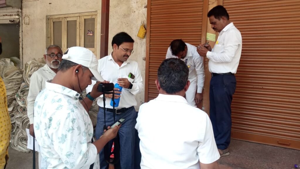 थकबाकीअभावी मनपाच्या पथकाकडून १२ दुकाने सील