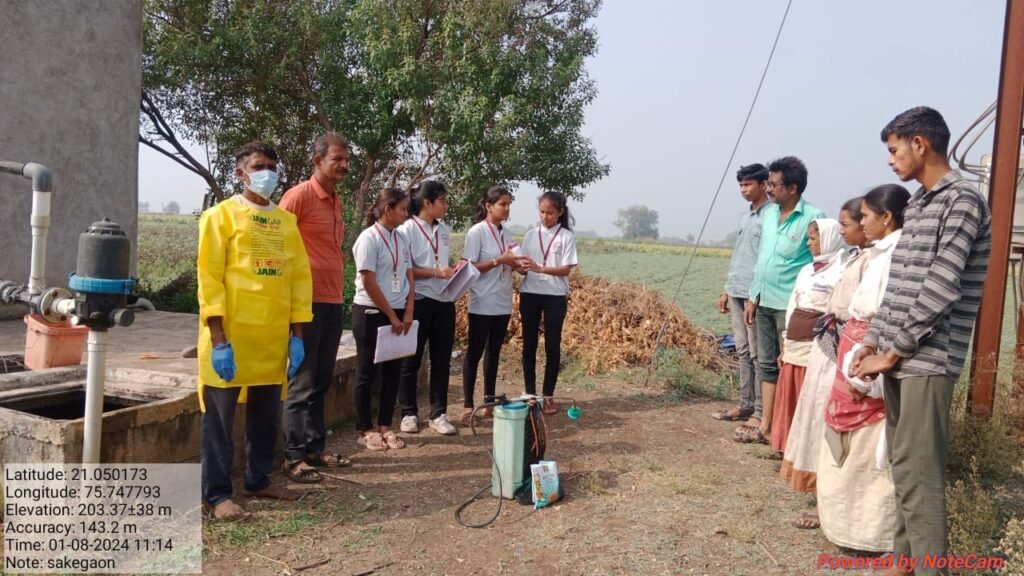 साकेगावला तणनाशके हाताळणीचे कृषीकन्यांद्वारे प्रात्यक्षिक