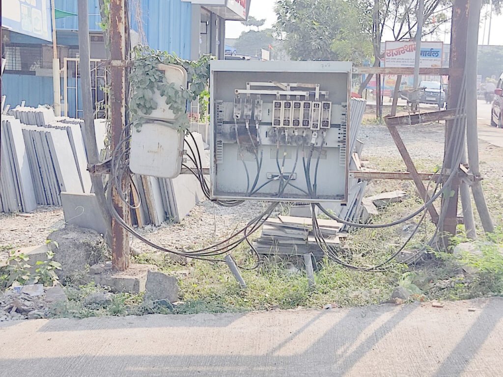 महावितरणच्या विभागीय कार्यालयाशेजारी मृत्यूचा सापळा