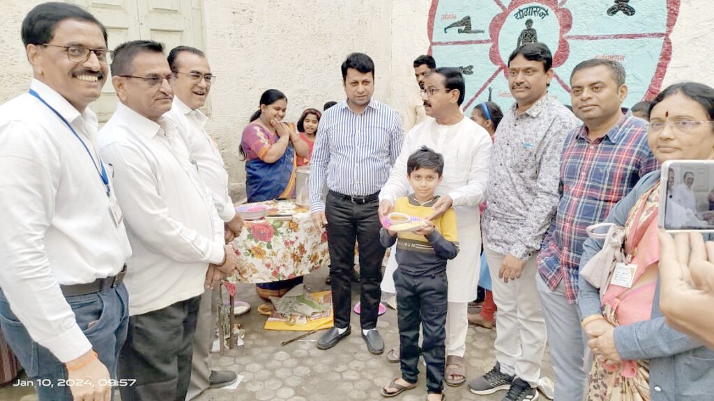 व्ही.एच.पटेल विद्यालयातील आनंद मेळाव्यात बच्चे कंपनीने घेतला खरी कमाईचा अनुभव