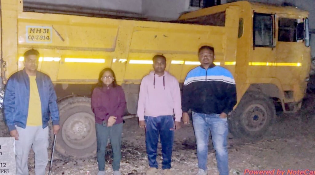 दीड ब्रासची अवैध वाळू वाहतूक करणारे डंपर पकडले