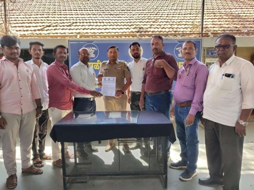 बेशिस्तपणे उभ्या करणाऱ्या ट्रॅव्हल्स धारकांवर कारवाई करावी