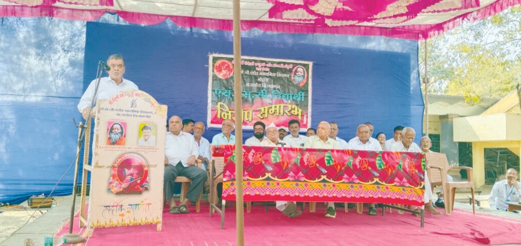 लोहारा विद्यालयात दहावीच्या विद्यार्थ्यांचा निरोप समारंभ