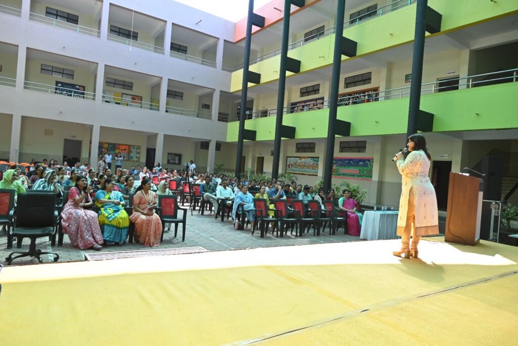 मुलांना नव्हे, आधी स्वत:ला शिस्त लावा” – मानसोपचार तज्ञ डॉ. रोझिना राणा